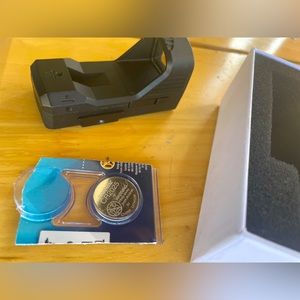 Red dot scope like new only used for a couple days extra battery included
